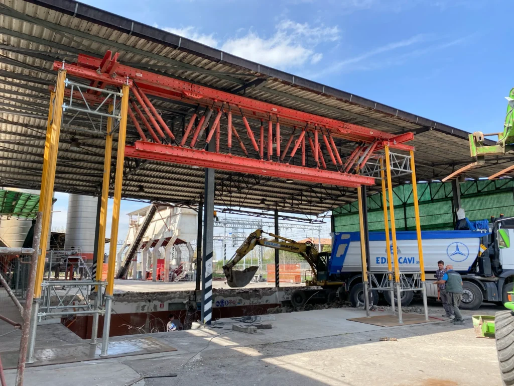 Cantiere per impianto industriale con silos di stoccaggio e area produttiva in costruzione realizzato da Impref