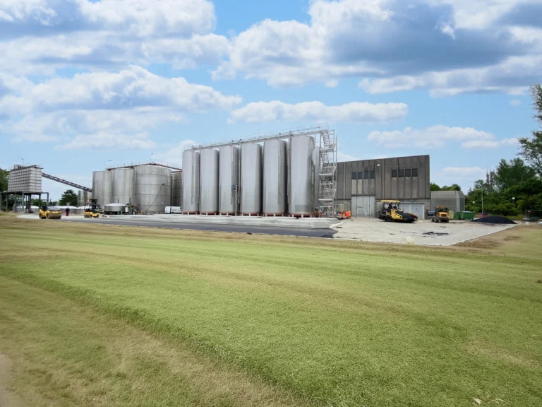 Impianto industriale con silos di stoccaggio e area produttiva in costruzione realizzato da Impref