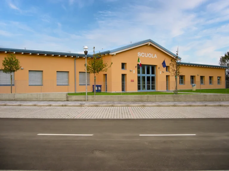 Edificio scolastico moderno con ingresso principale e area esterna