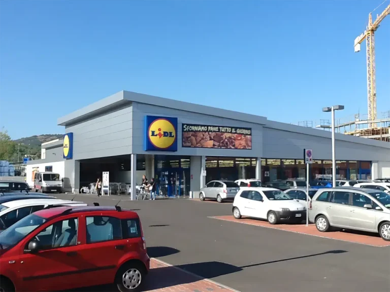 Costruzione di fabbricato ad uso supermercato