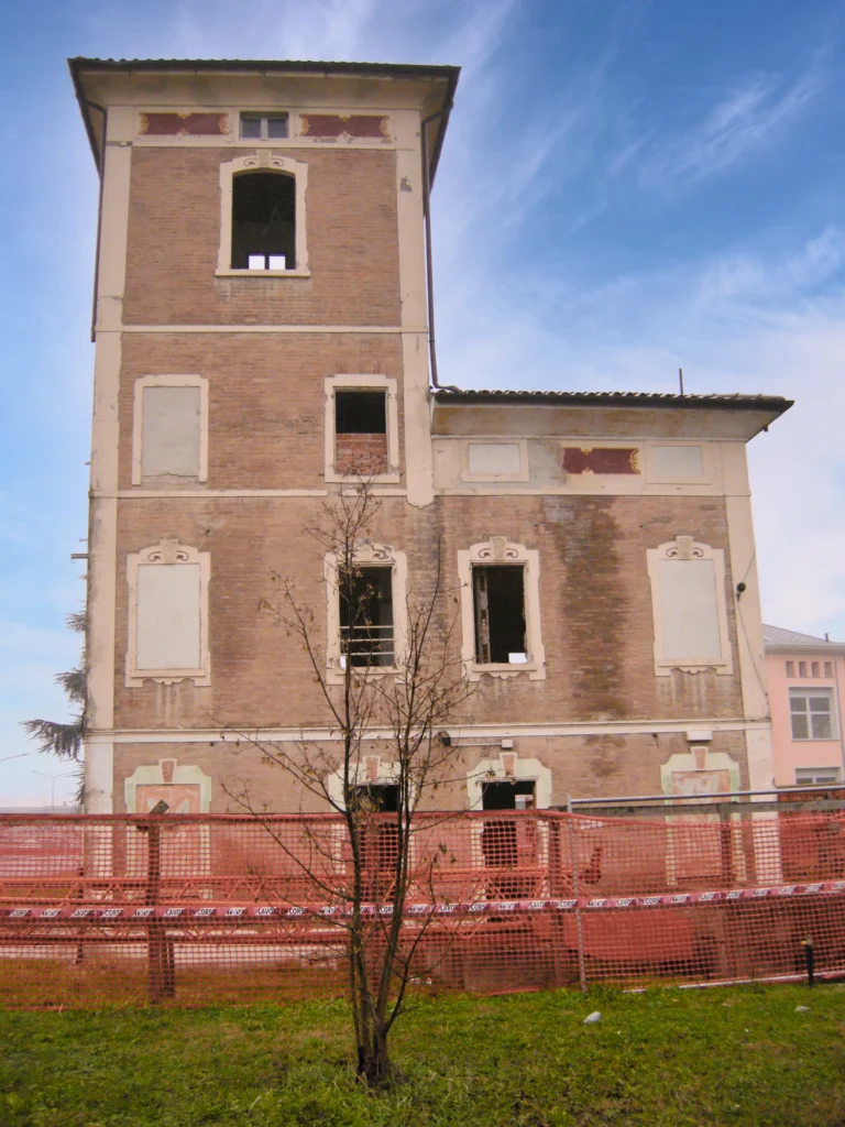 Edificio storico restaurato da Impref con facciata colorata e dettagli architettonici