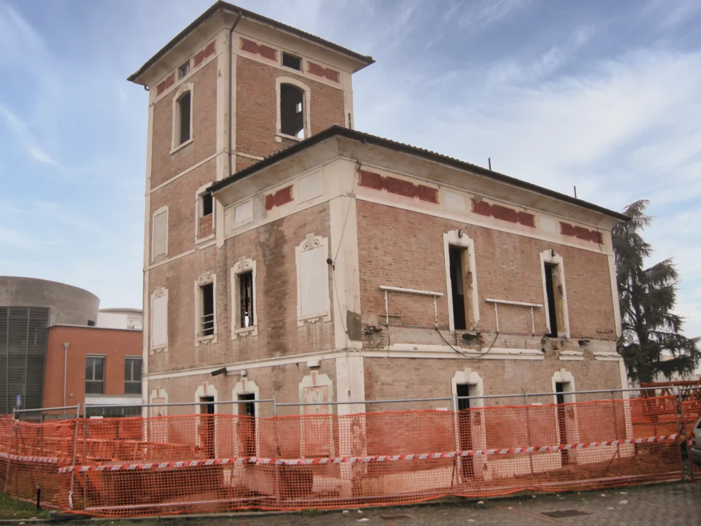 Edificio storico restaurato da Impref con facciata colorata e dettagli architettonici