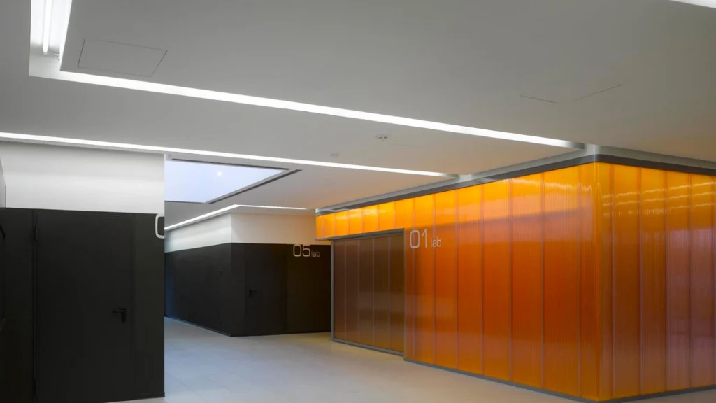 Edificio industriale Immergas con architettura moderna e volumi geometrici costruito da Impref