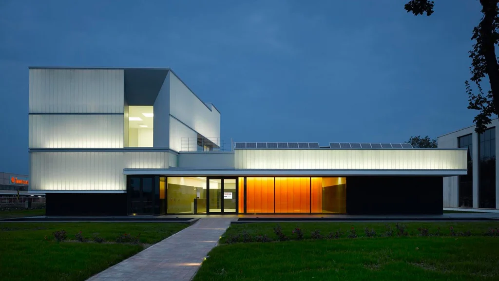 Edificio industriale Immergas con architettura moderna e volumi geometrici costruito da Impref