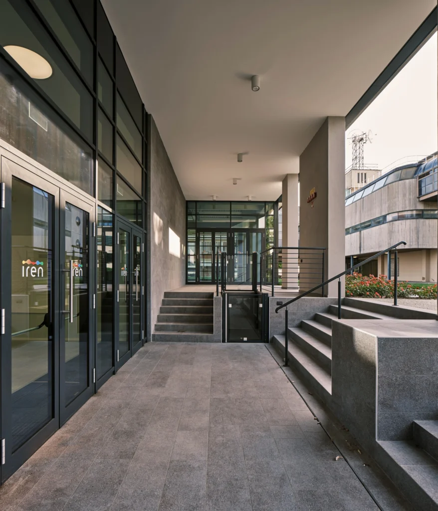 Edificio direzionale B.U. Iren con facciata vetrata e area verde costruito da Impref