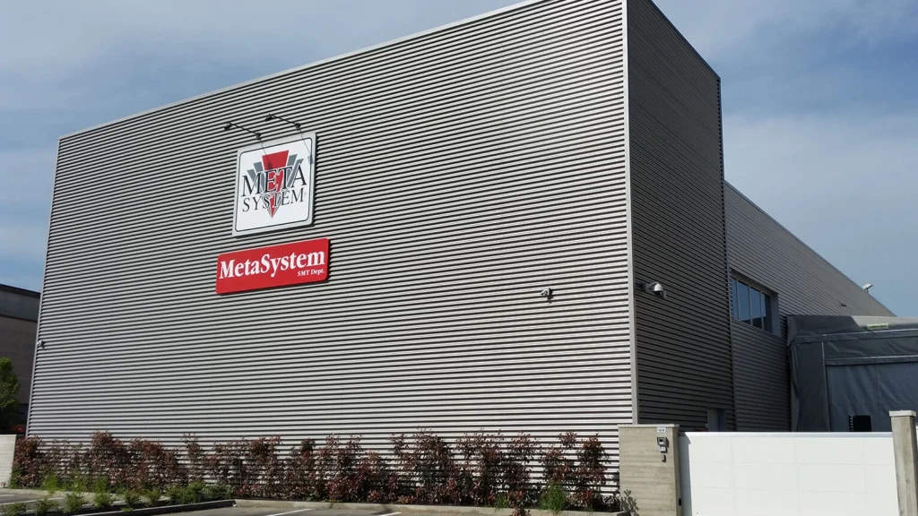 Stabilimento industriale Meta System con facciata in lamiera moderna raelizzato da Impref