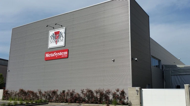 Stabilimento industriale Meta System con facciata in lamiera moderna raelizzato da Impref