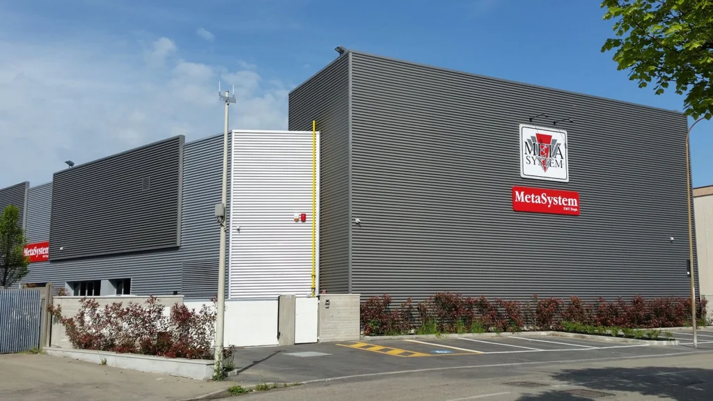 Stabilimento industriale Meta System con facciata in lamiera moderna raelizzato da Impref