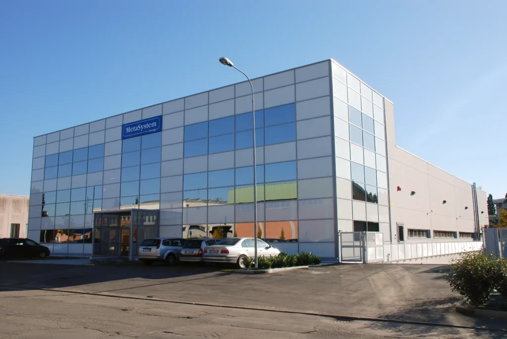 Capannone industriale moderno con facciata vetrata e area parcheggio costruito da Impref