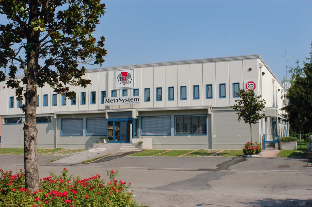 Edificio industriale bianco con ampie finestre e area esterna
