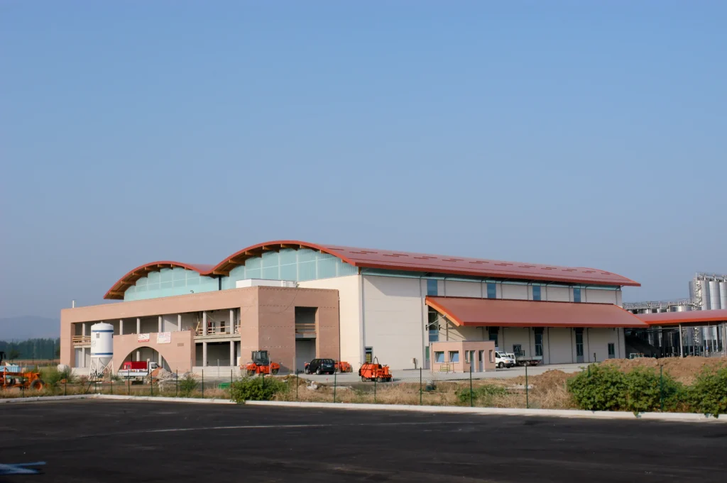 Cantina vinicola con edificio produttivo e struttura architettonica moderna costruito da Impref