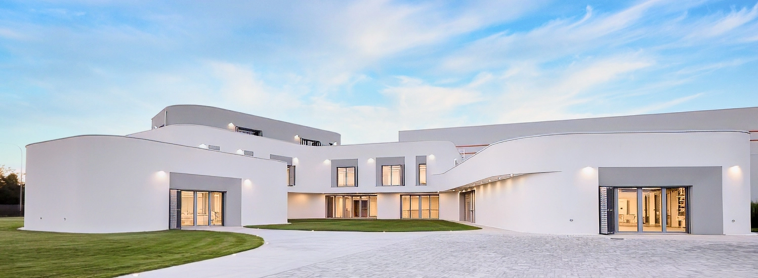 Complesso industriale moderno realizzato da Impref con architettura minimal e volumi curvi